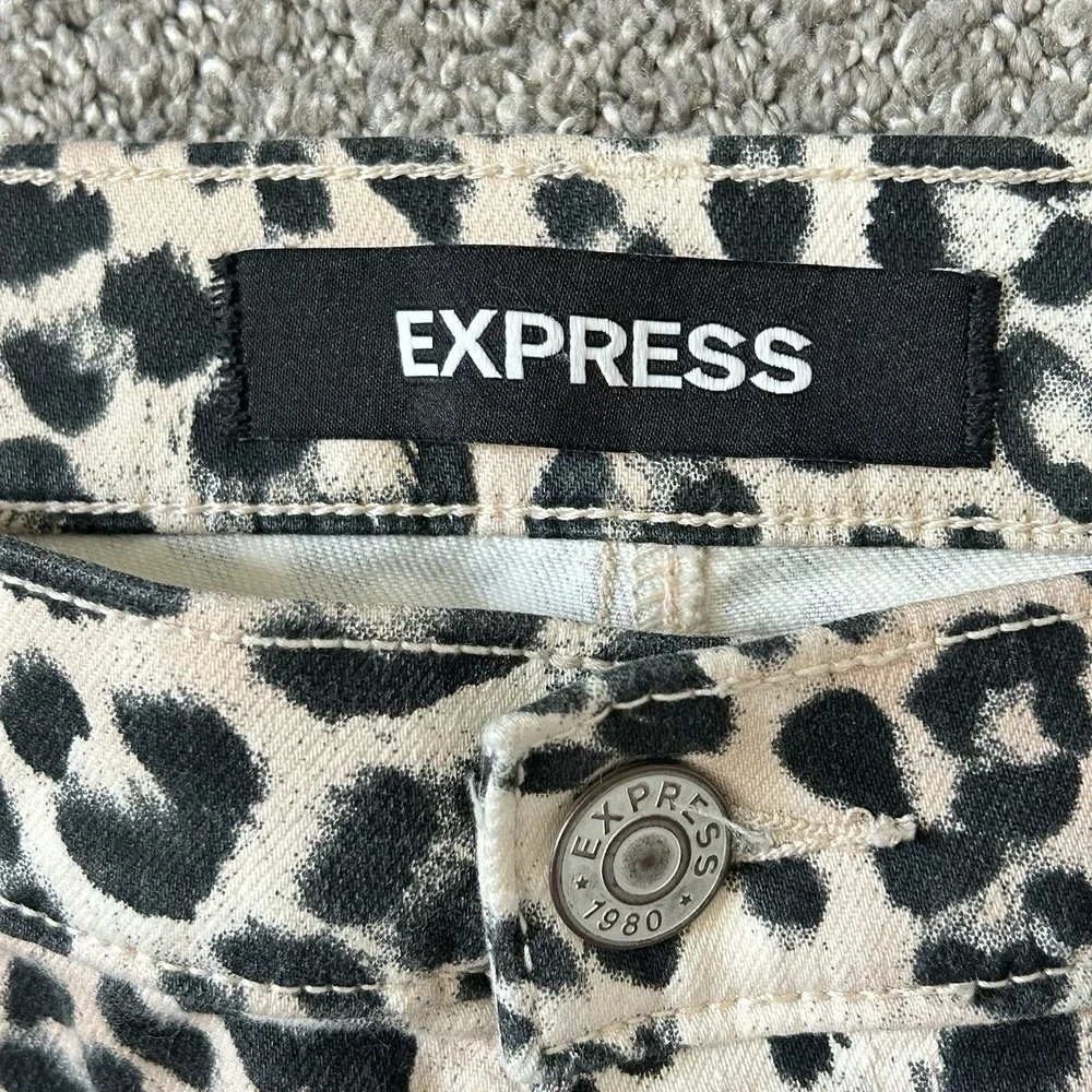 Express Shortie Mid-Rise Shorts Size 8 Leopard Print Stretch+ Raw Hem